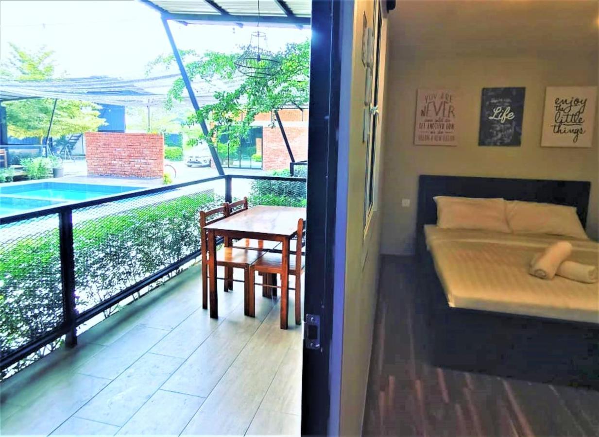 Petak Padin By The Pool, Kepala Batas Penang *