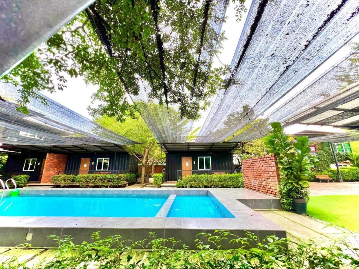 Petak Padin By The Pool, Kepala Batas Penang