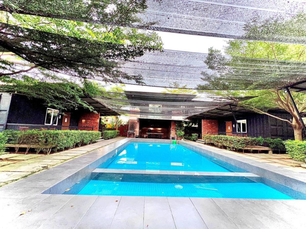 Petak Padin By The Pool, Kepala Batas Penang Kepala Batas (Penang)